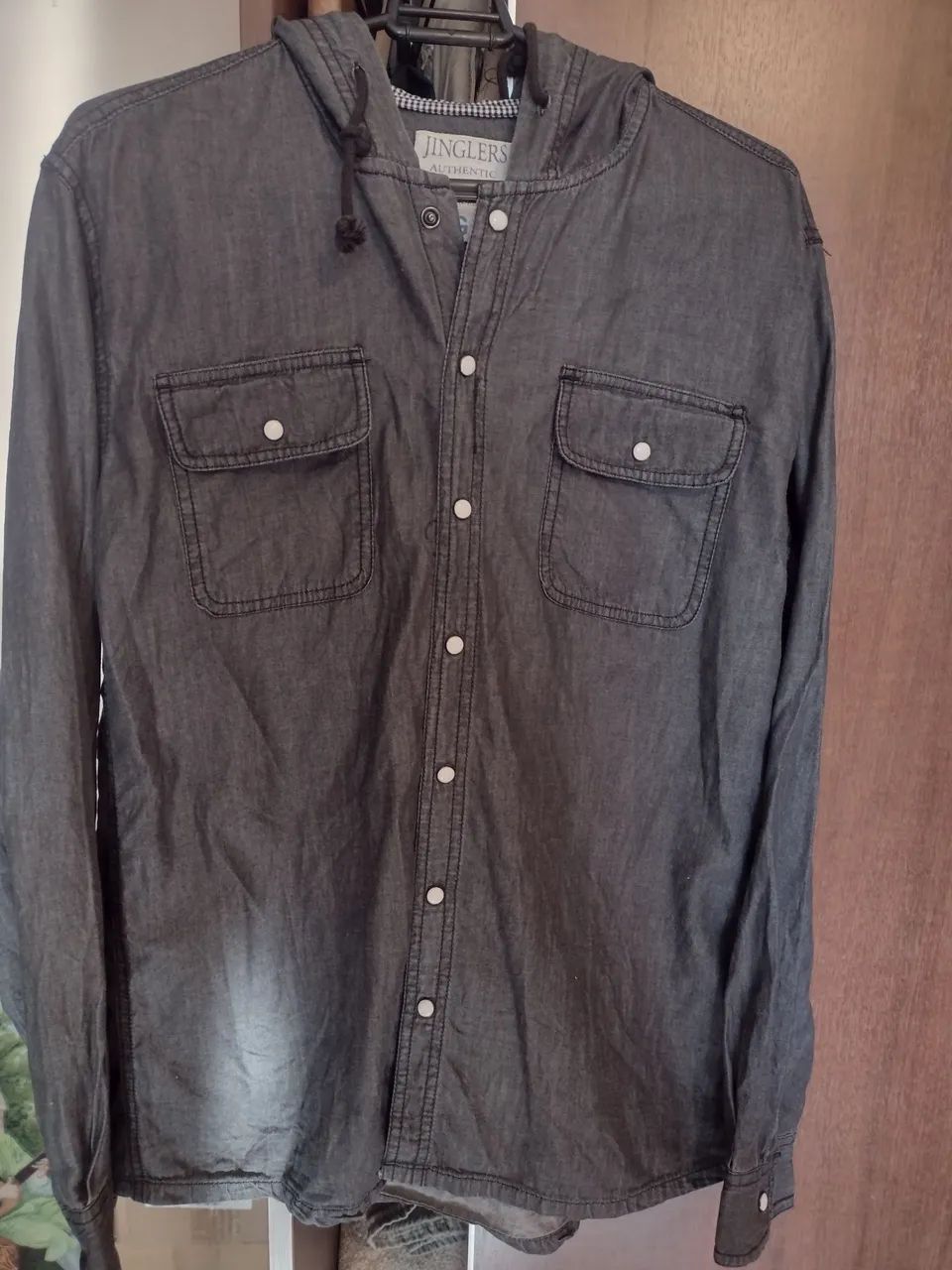 Camisa de mangas longas com capuz 