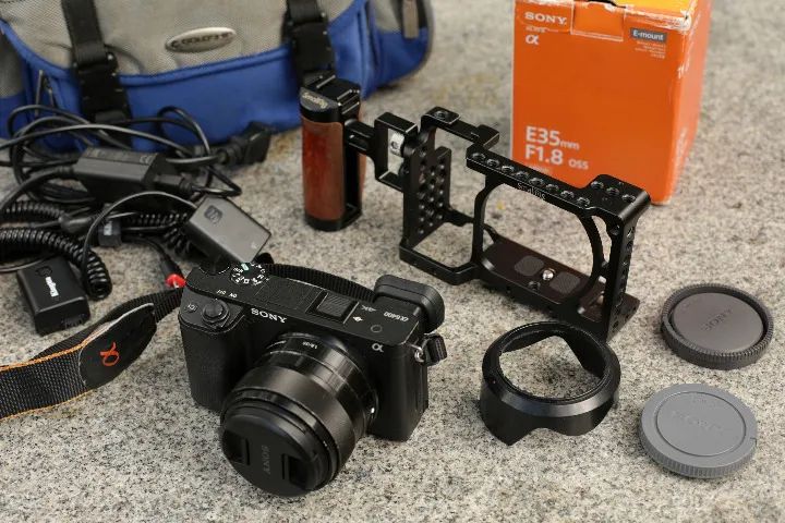 SONY α6400 & E35mmF1.8ossφ49mm Câmera Sony a6400 e lente sony E35mm/f1.8 OSS - 5499 clicks +