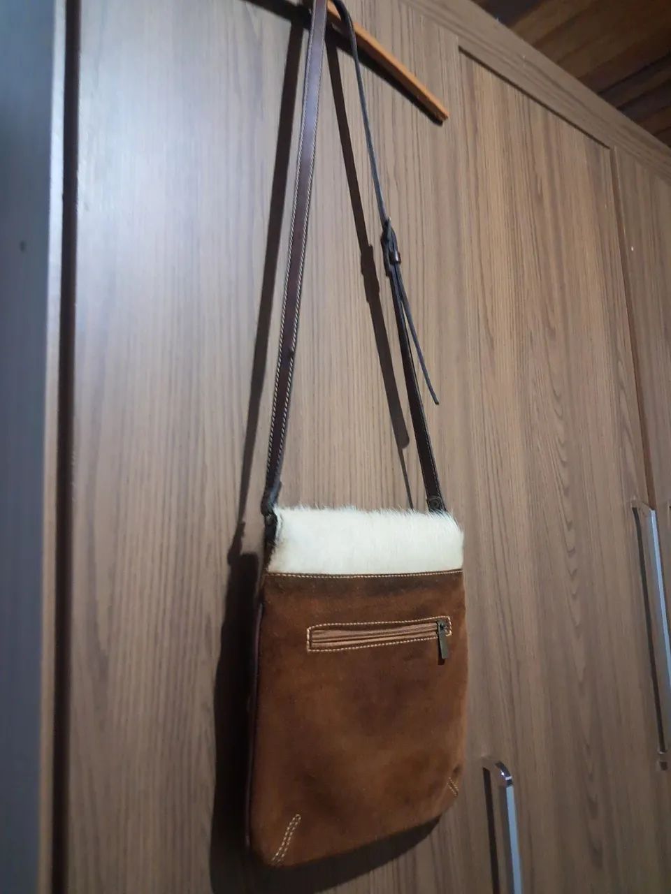 Bolsa Country de couro e com pelo legítimo  - Foto 4