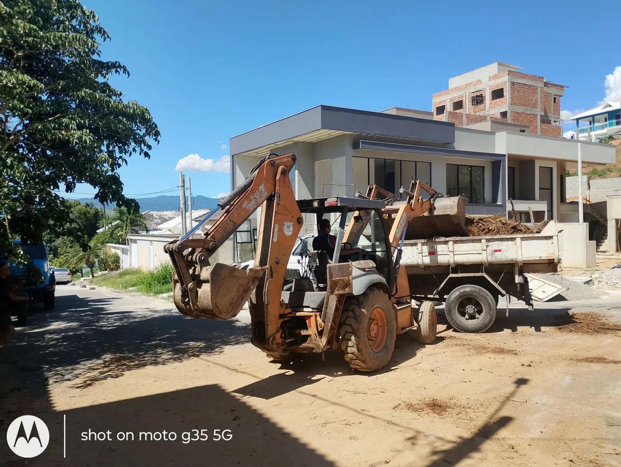 Aluguel de Retroescavadeira e caminhão  - Foto 4
