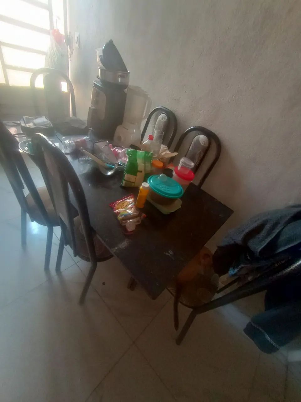Uma mesa de janta de 6 cadeiras e uma sala de sofá  - Foto 2