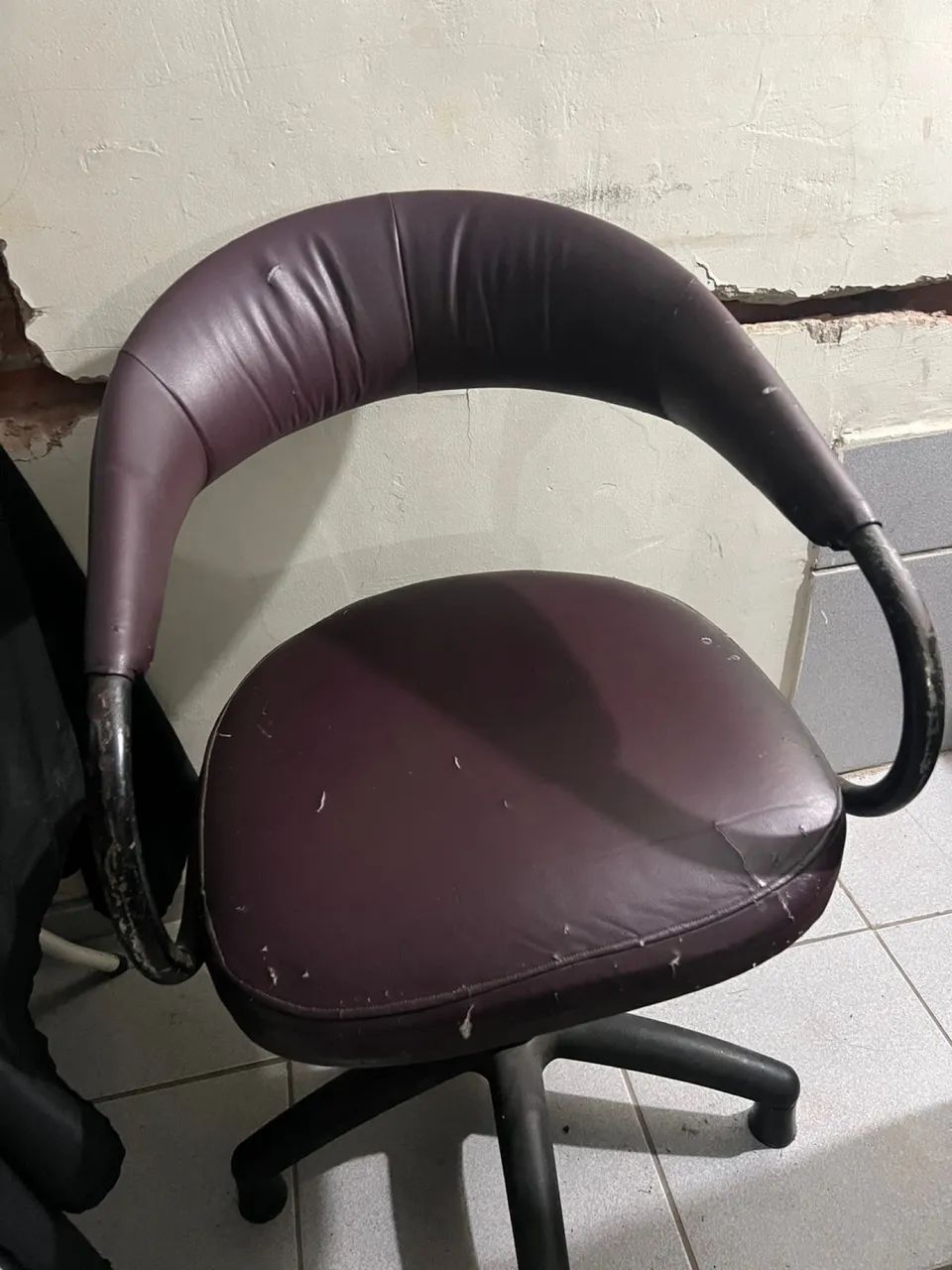 Vendo 2 cadeiras de barbeiro - Foto 2