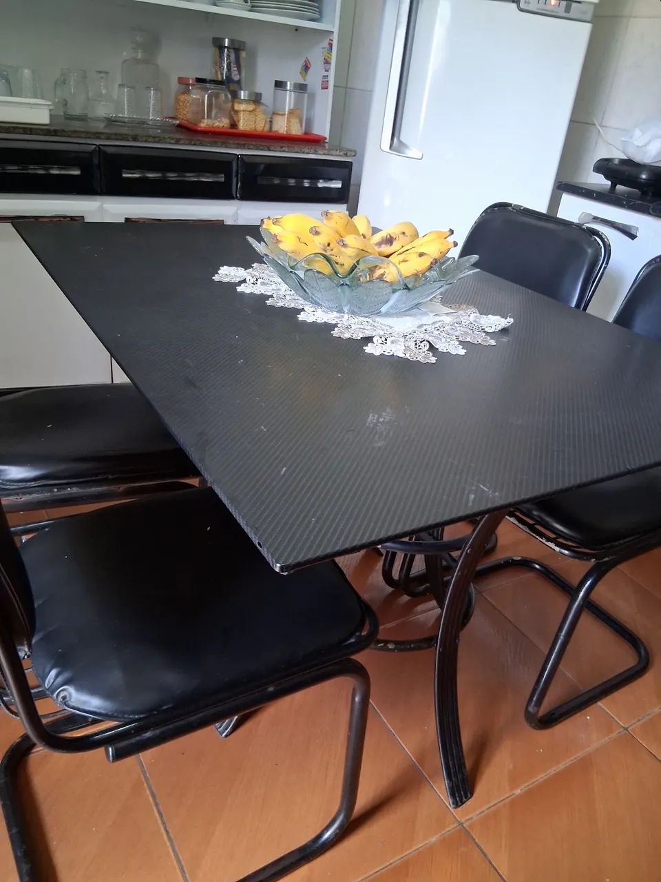 Mesa de vidro com seis cadeiras, ótimo para uso e preço bom. 