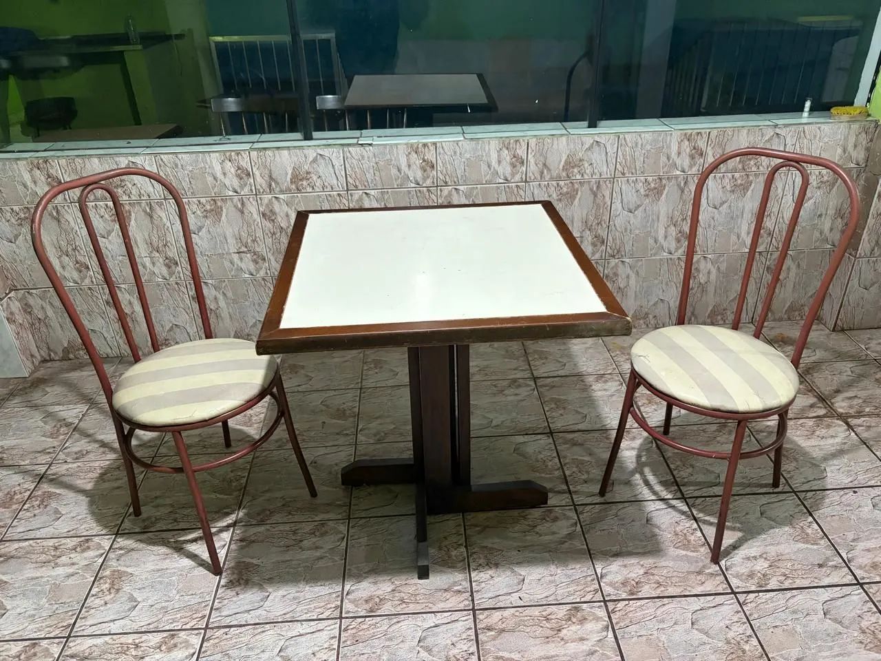 Mesa madeira com 2 cadeiras