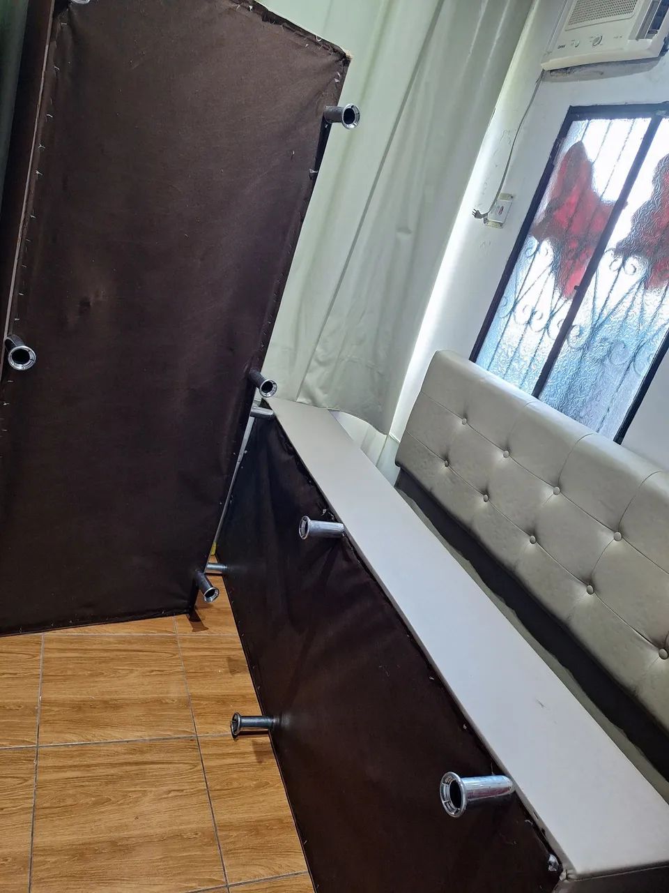 Base de Cama Queen com forro lateral na cor bege em 2 módulos 64985856718851123