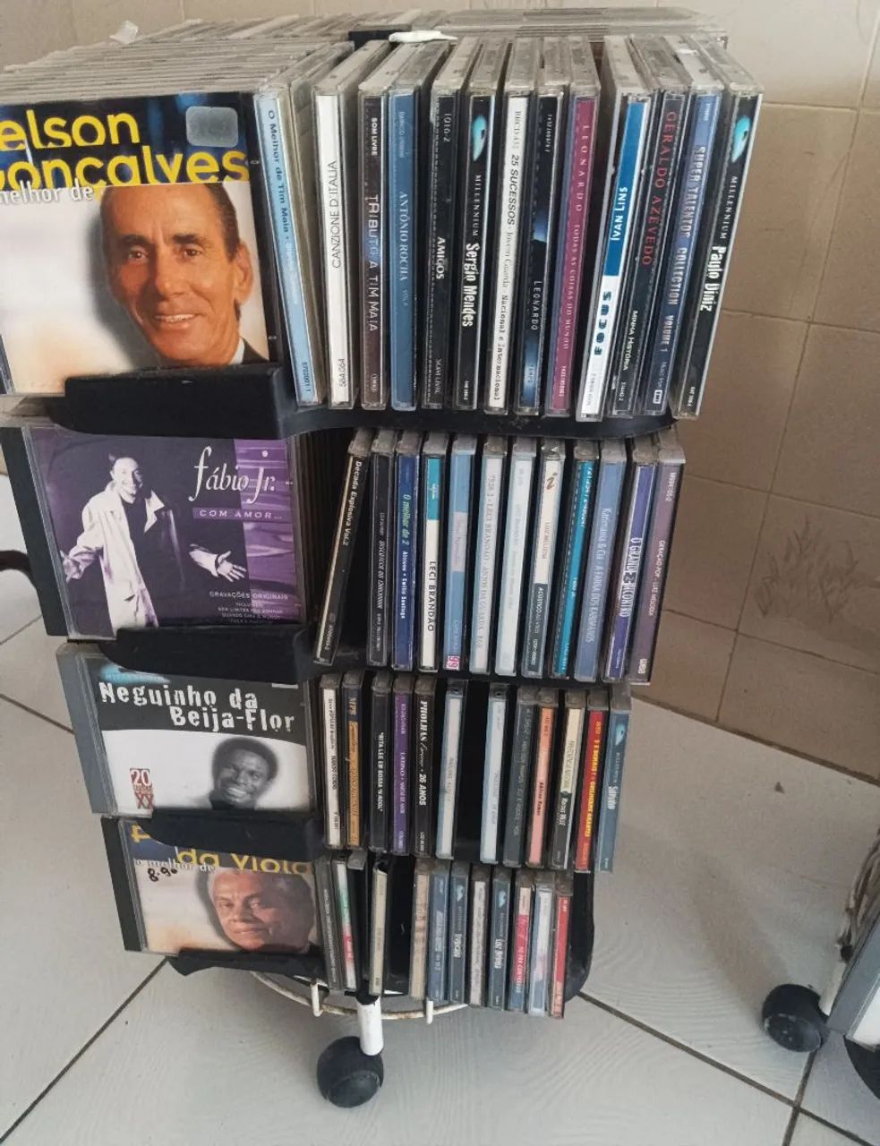 Um lote de 1550 CDs originais R$ 4.650,00 - CDs, DVDs etc