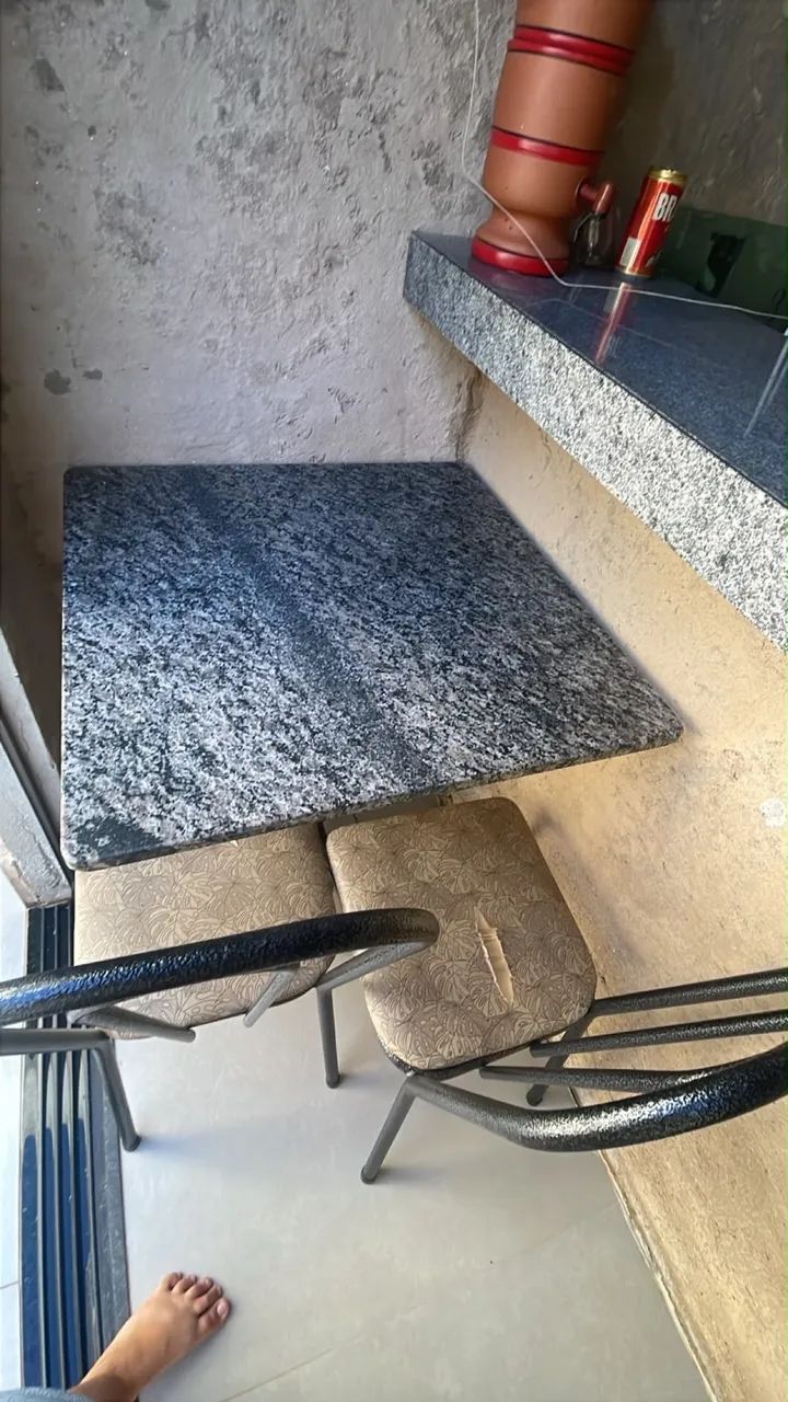 Mesa de pedra com 4 cadeiras 
