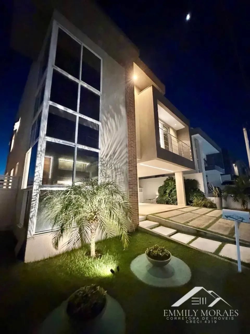 Casa mobiliada no Novo Leblon com 5 quartos, 3 suítes, 239 m² e jacuzzi