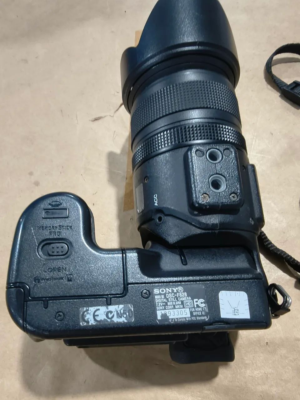Sony DSC-F828 8MP Digital Camera with 7x Optical Zoom - Câmeras e