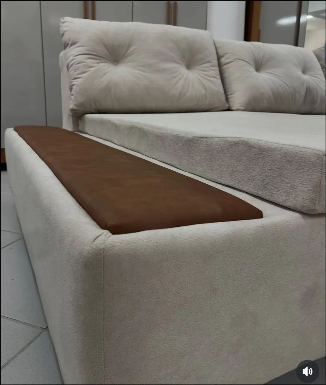 Sofá Living Bare Com Deckr Almofadas Soltas - Novo e embalado!! - Foto 3