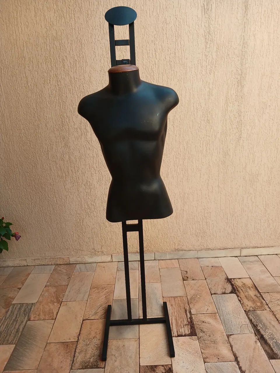 Manequim masculino com pedestal