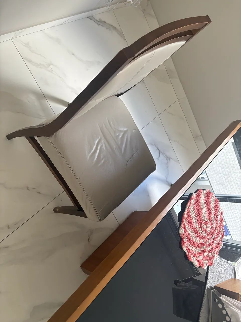Mesa de jantar quadrada com cadeiras - R$ 1.200 - Foto 4
