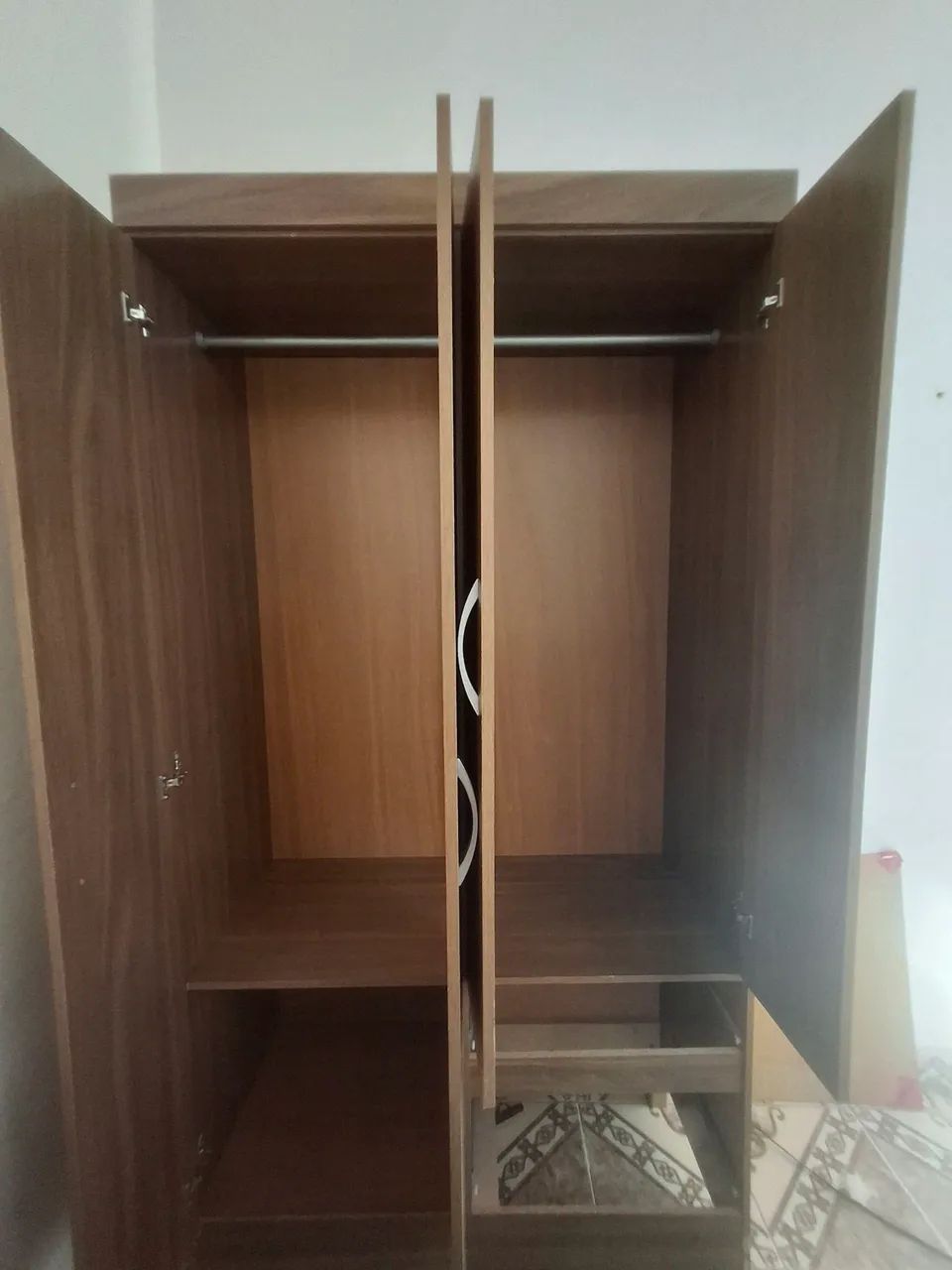 VENDO ARMÁRIO E GUARDA-ROUPAS - Foto 5