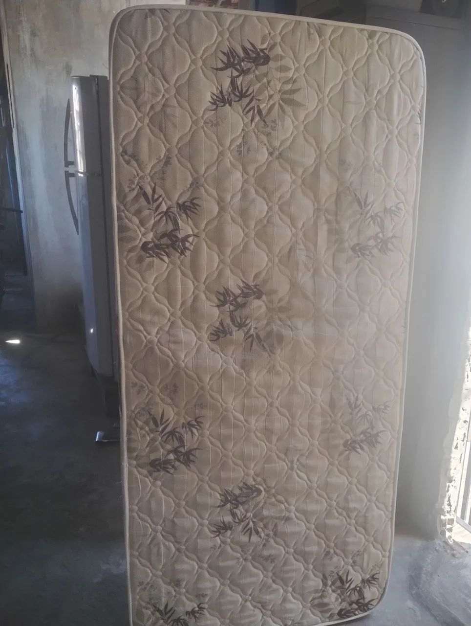 Vendo cama solteiro com colchão, cadeira de escritório e mesinha de canto.