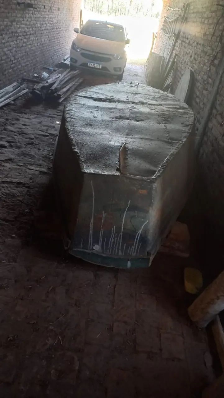 CANOA EM FERRO E ASSOALHO DE MADEIRA