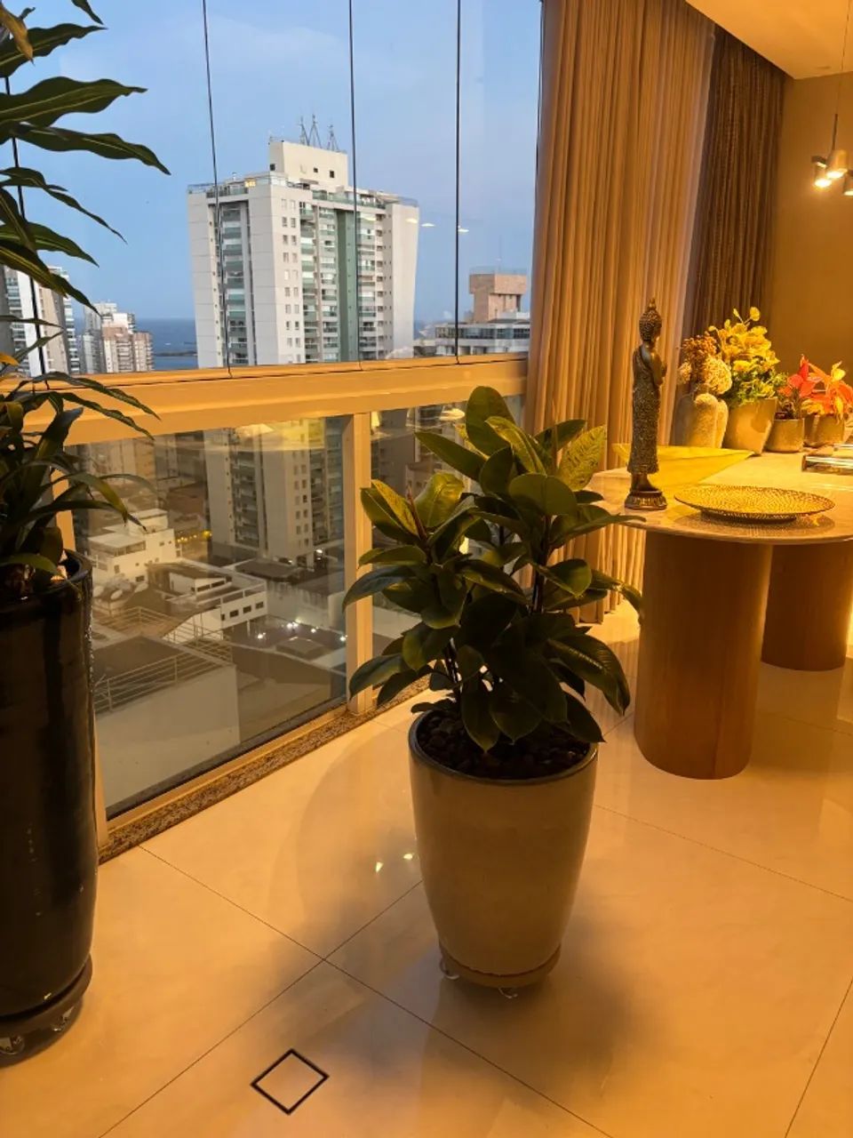 Vaso com suporte de rodinhas e planta natural  - Foto 4