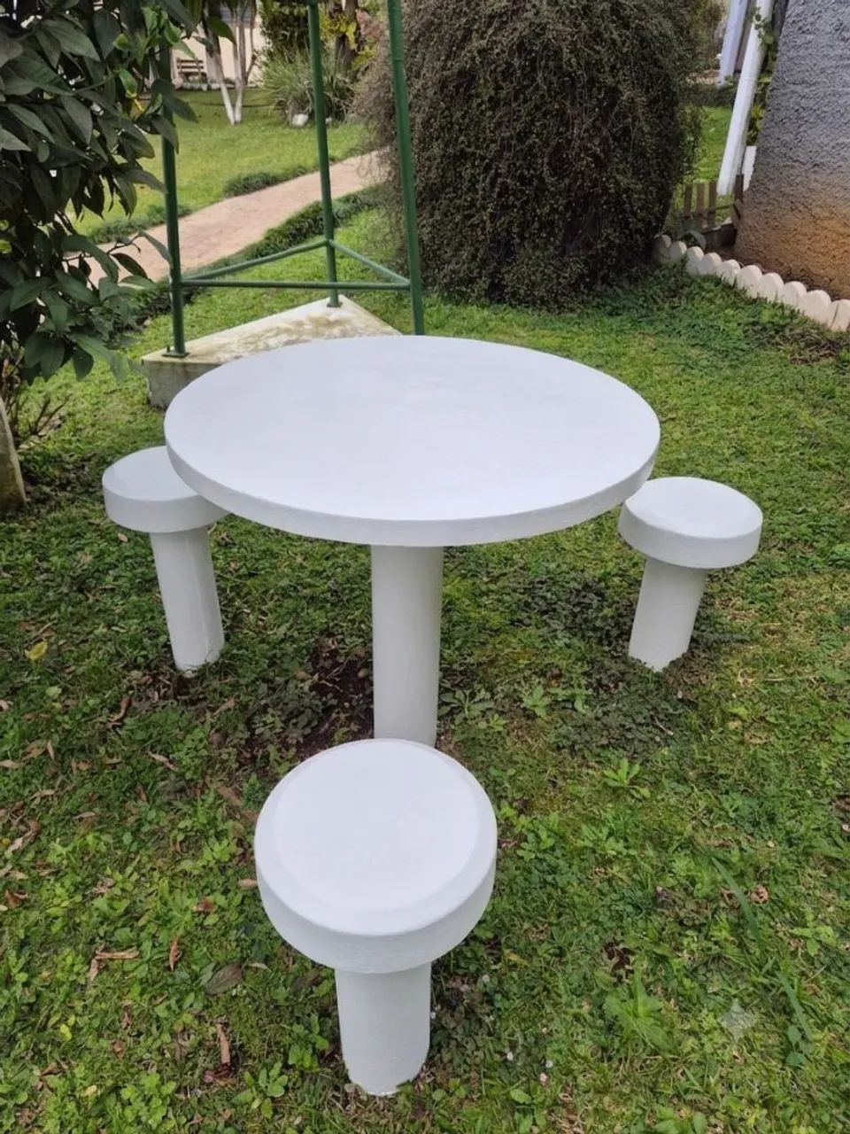 Mesa jardim de concreto e bancos de concreto 