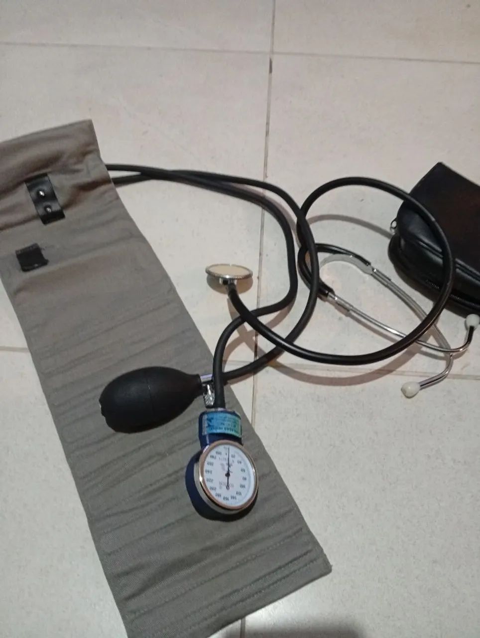 Medidor de pressão com estetoscópio 
