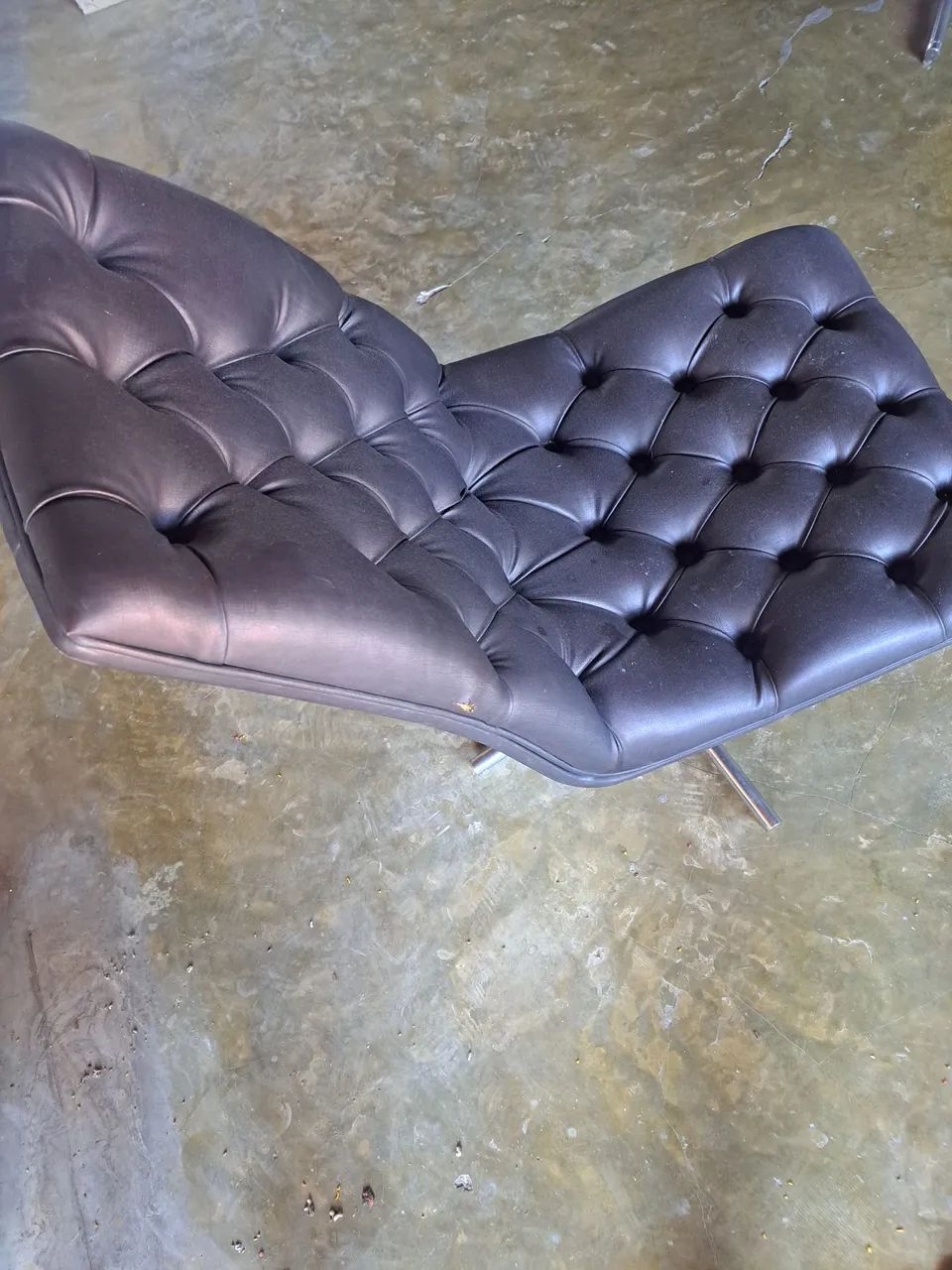 Cadeira estofada em capitonê 