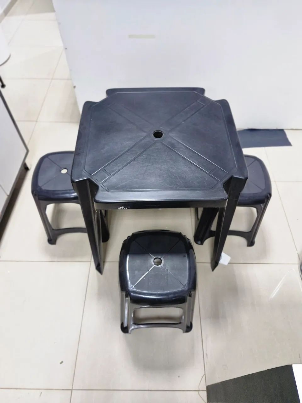 MESA DE PLÁSTICO COM 4 BANQUETAS