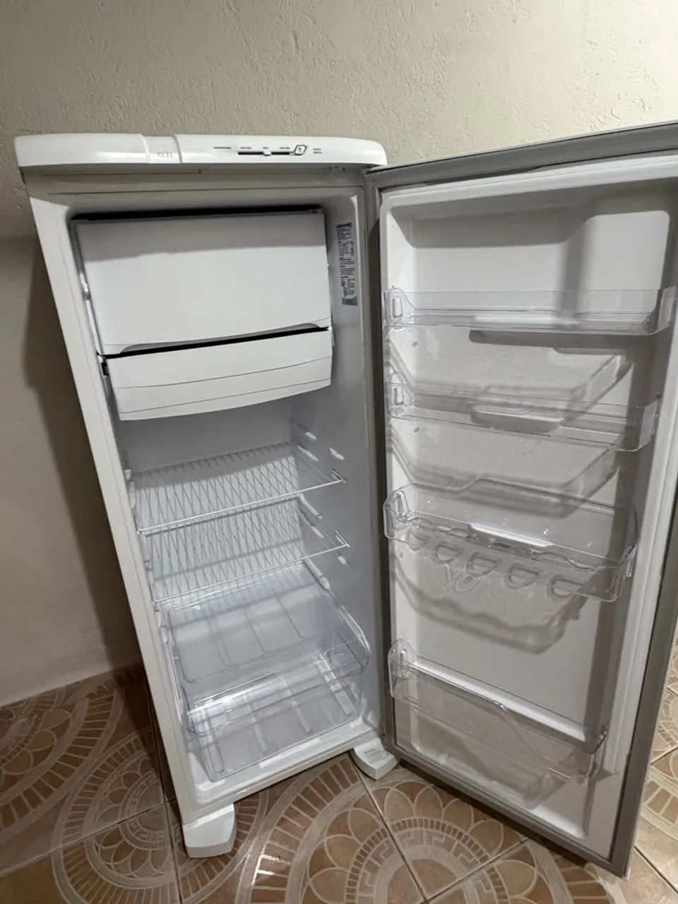 Vende- se Geladeira Electrolux nova - Foto 2