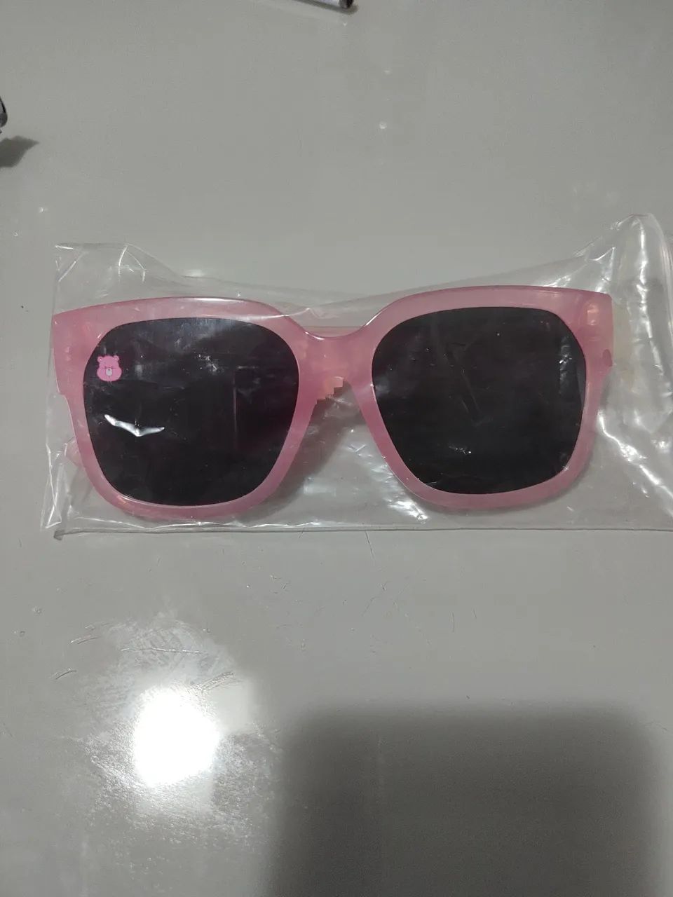 Óculos de sol, ursinho carinhoso. Rosa