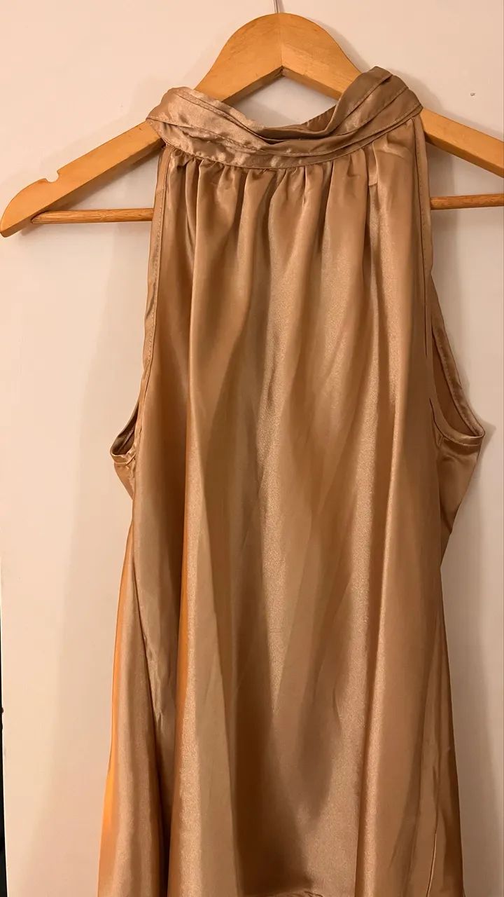 Blusa de cetim na cor gold 