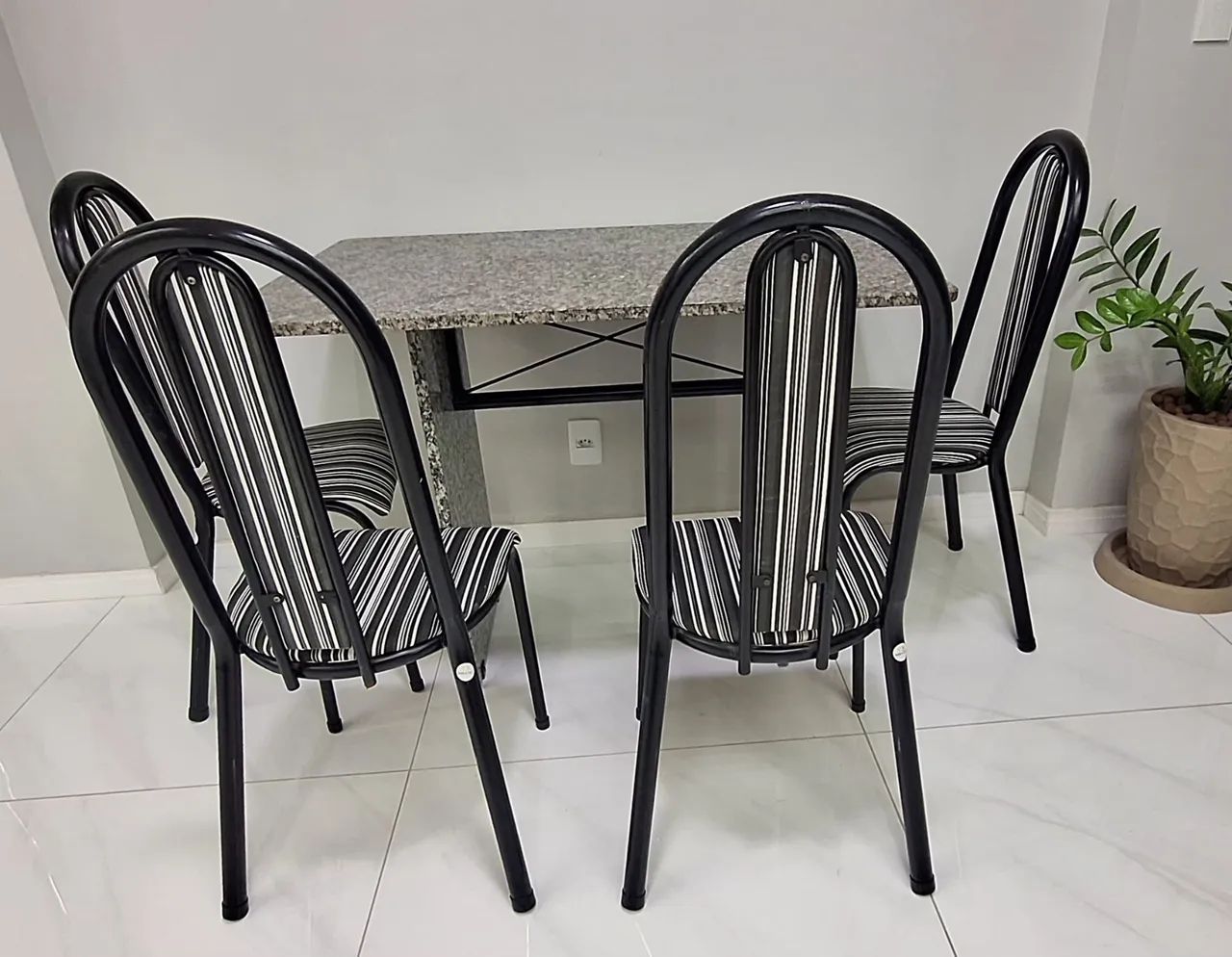 Mesa de Mármore com 04 cadeiras