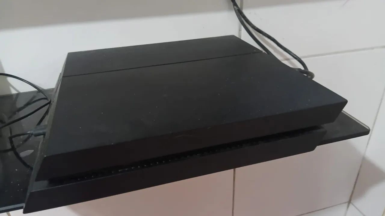 Vendo ps4 FAT com dois controles e jogos em cd  - Foto 3