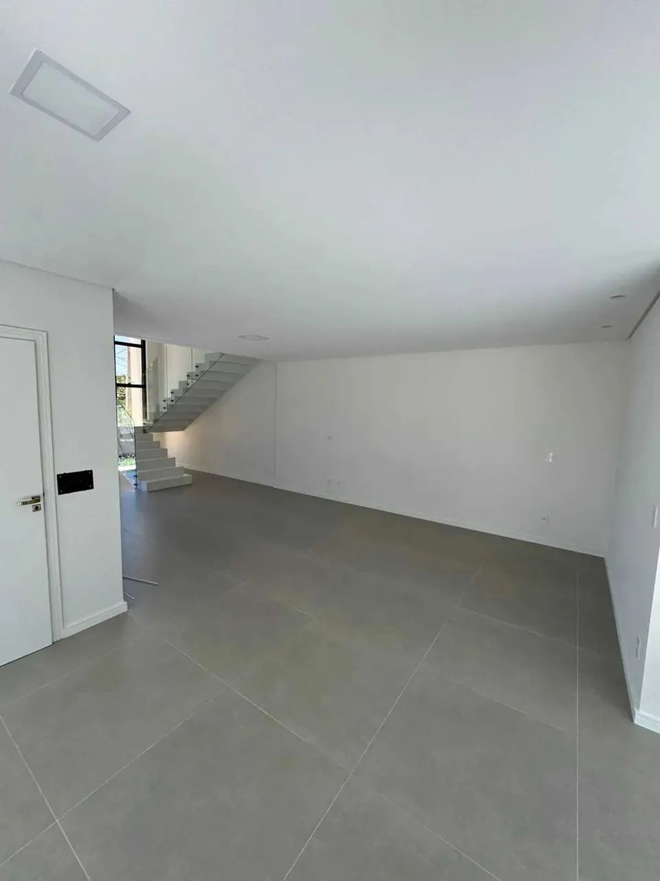 Casa com 3 dormitórios sendo 3 suítes e 4 vagas de garagem em São José/SC - Foto 2