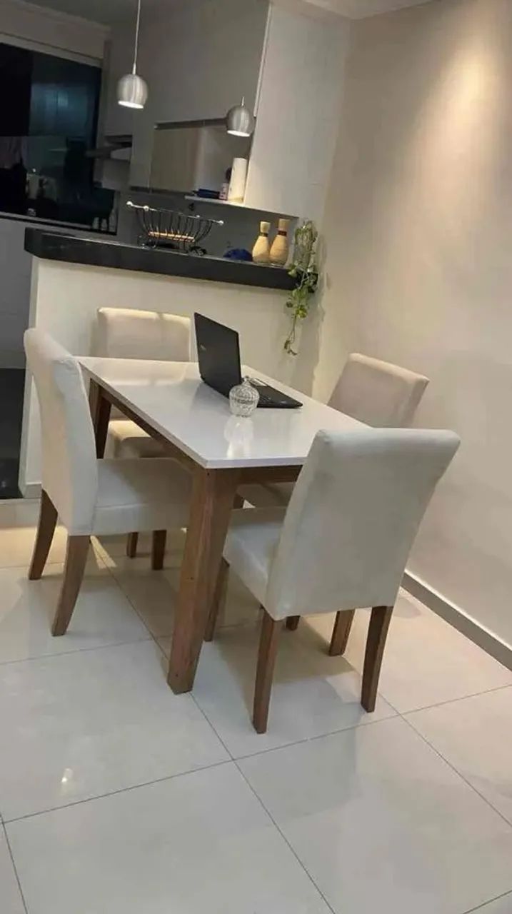 Vendo mesa de 4 cadeiras 