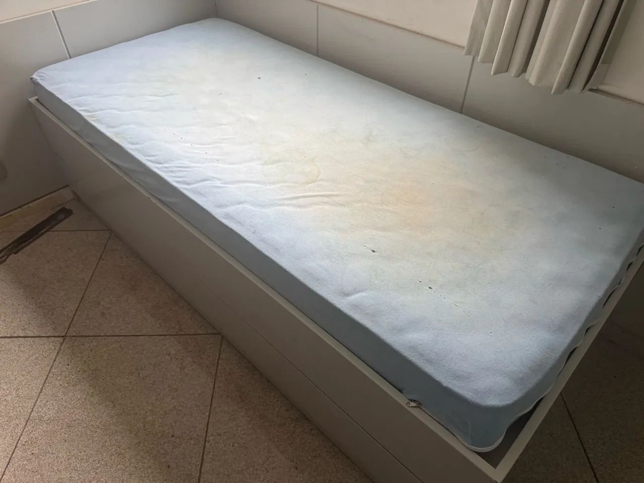 Cama solteiro com colchão 