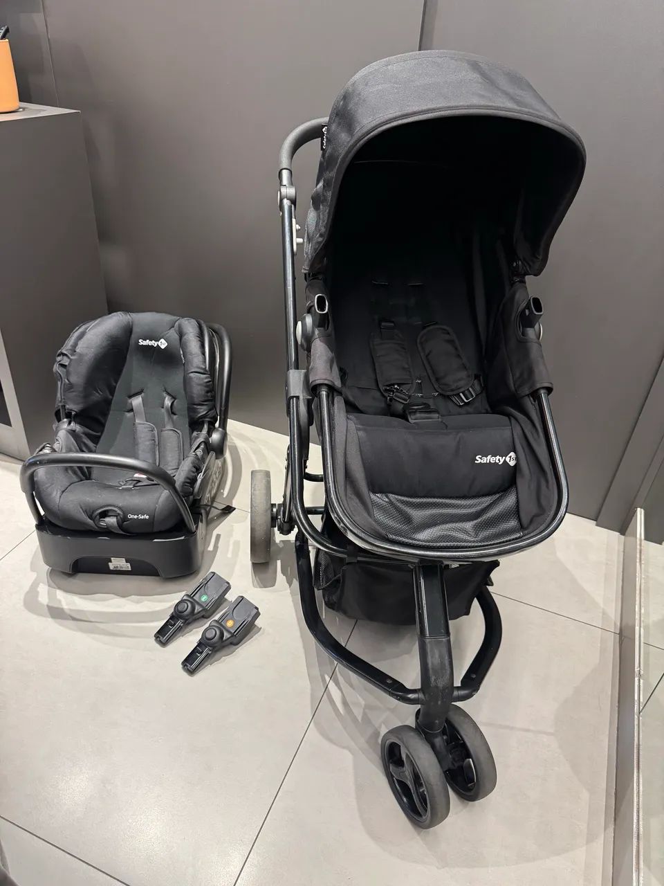 Carrinho de Bebê com Bebê Conforto Safety 1st 