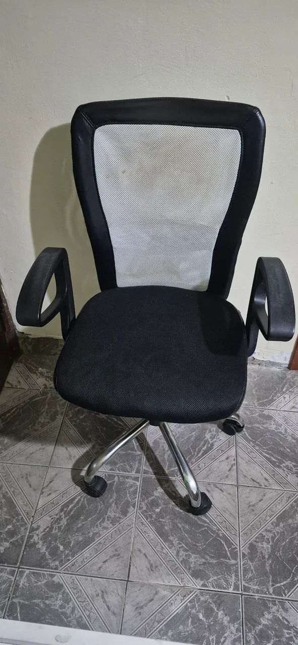 SWIVEL CHAIR WITH CASTERS AND MESH BACKREST R$300.00 BRL