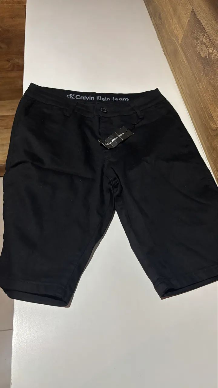 Bermuda Clavin Klein Preta 42 sem uso  - Foto 2