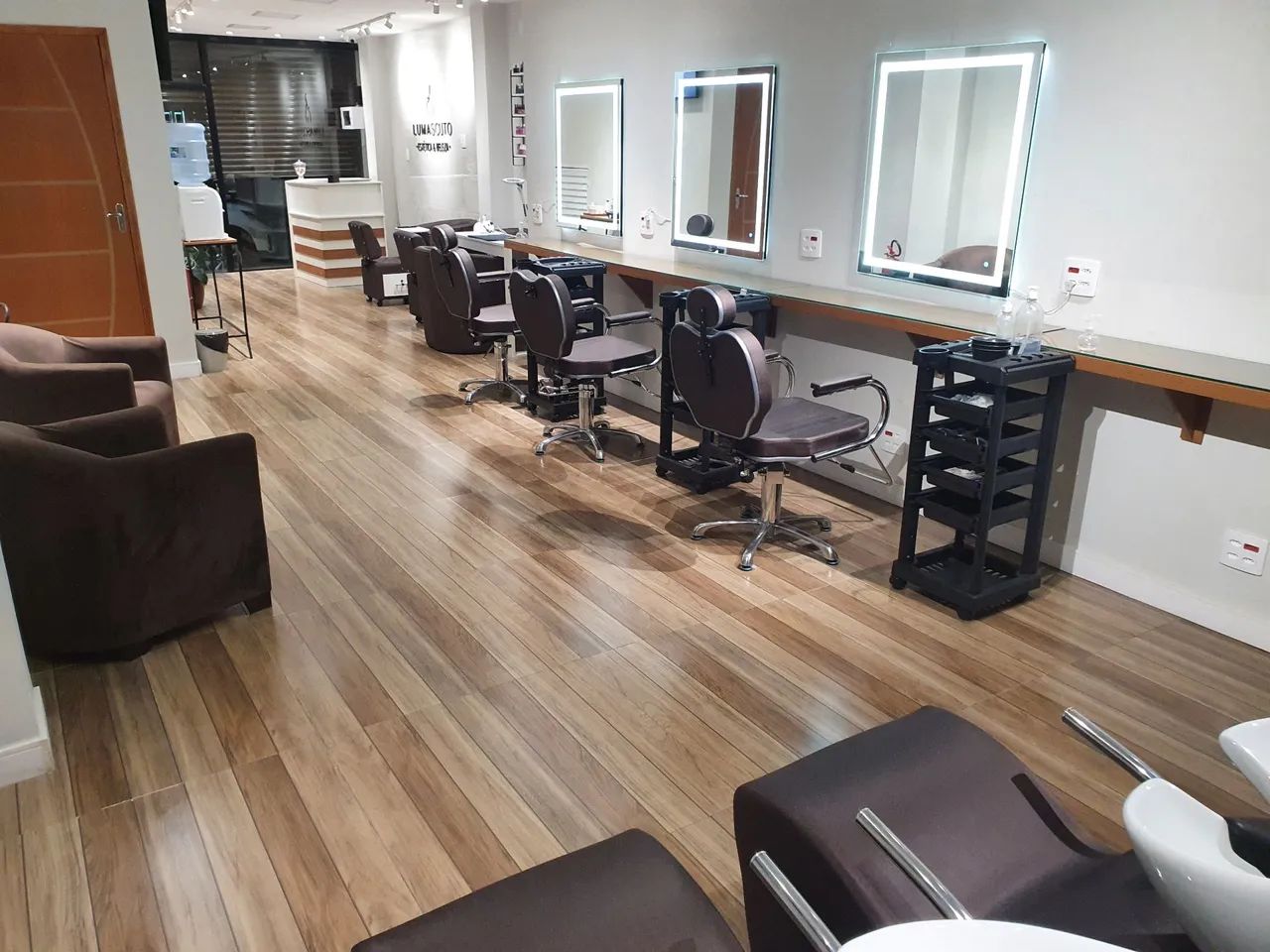 Vaga de emprego para manicure e pedicure. 2