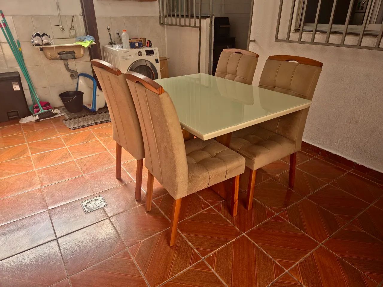 Mesa de Jantar 140x90 + 4 Cadeiras Estofadas | Madeira Laqueada e Vidro - Foto 2