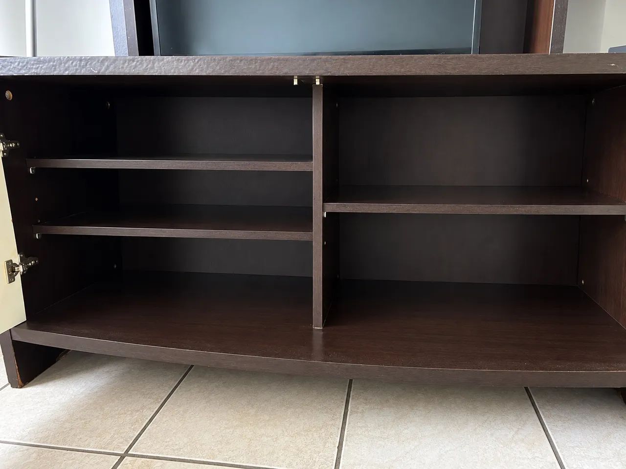 Rack com Estante para TV e armário com duas portas  - Foto 2