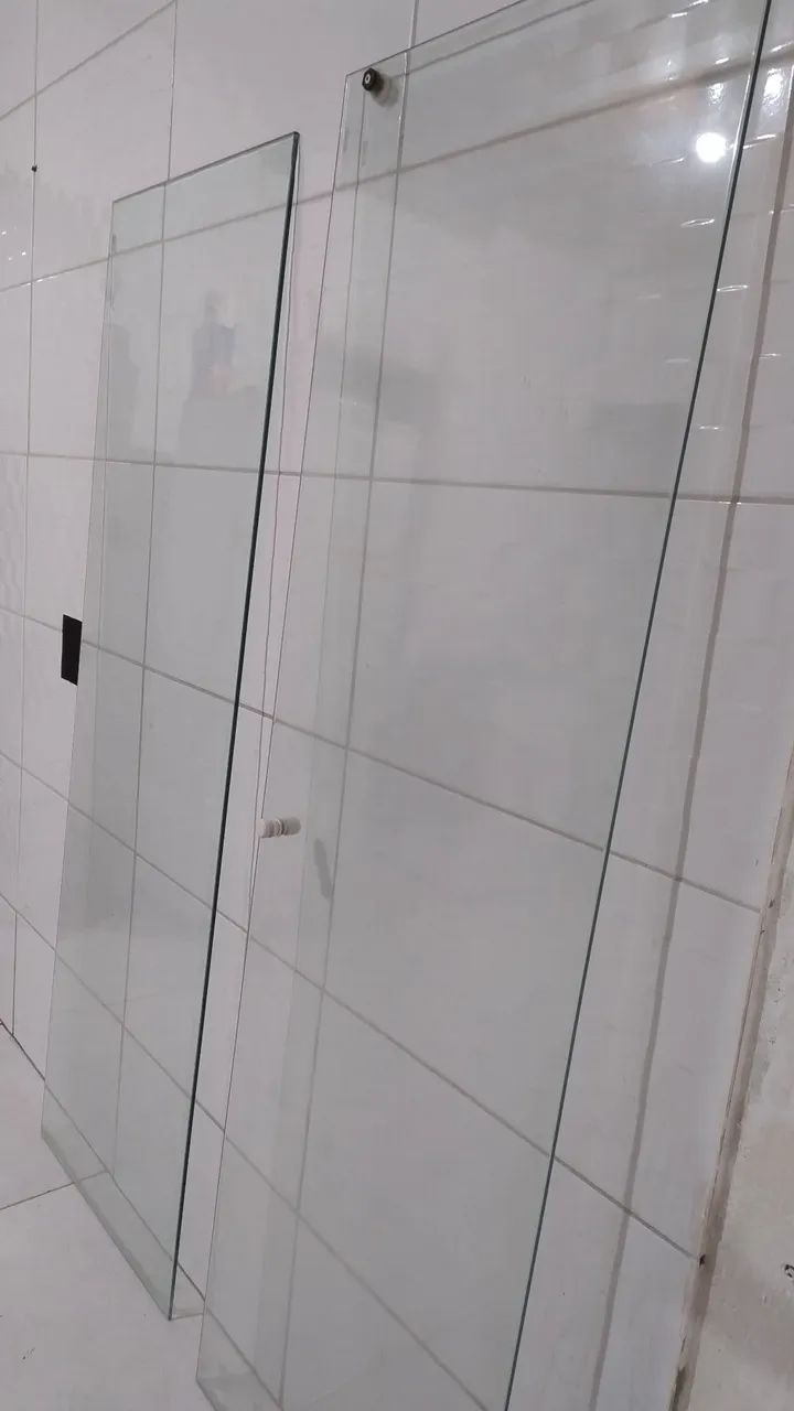 Box de banheiro em Blindex, usado, são duas folhas de 1,75 x 0, 55. 0,08 mm. 