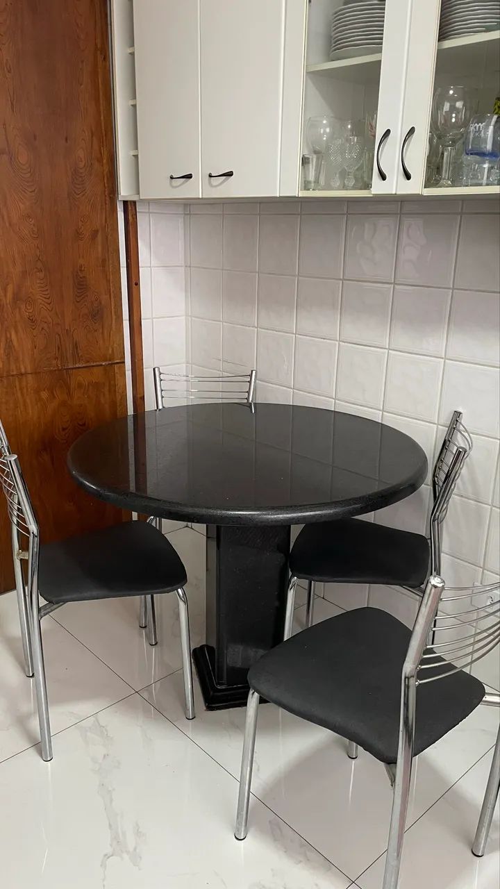 Mesa em granito com 4 cadeiras de metal