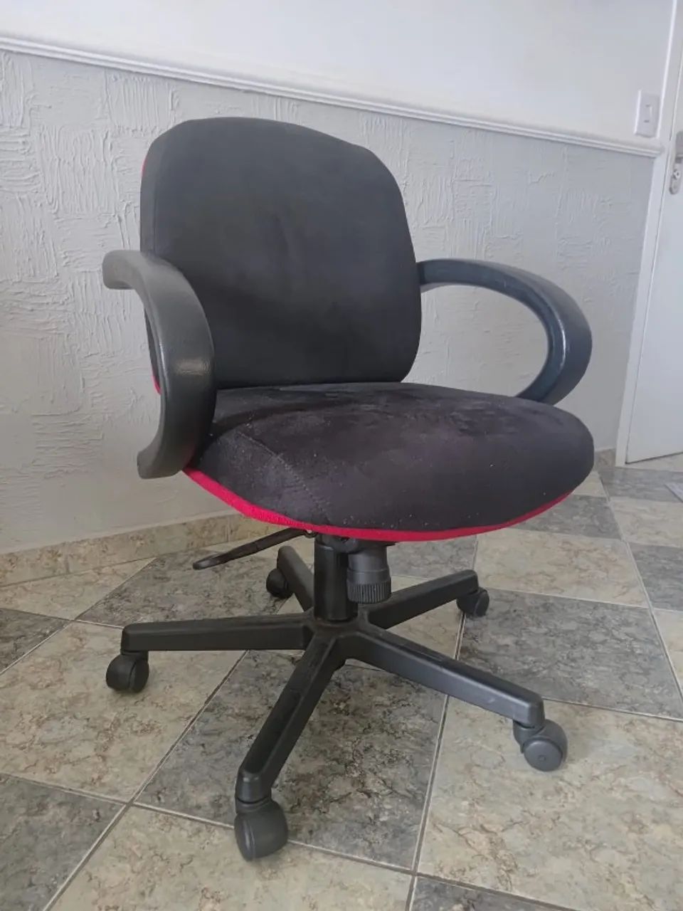 Cadeira de Escritório Preta / Vermelha Giratória - Ótima Oportunidade! - Foto 5