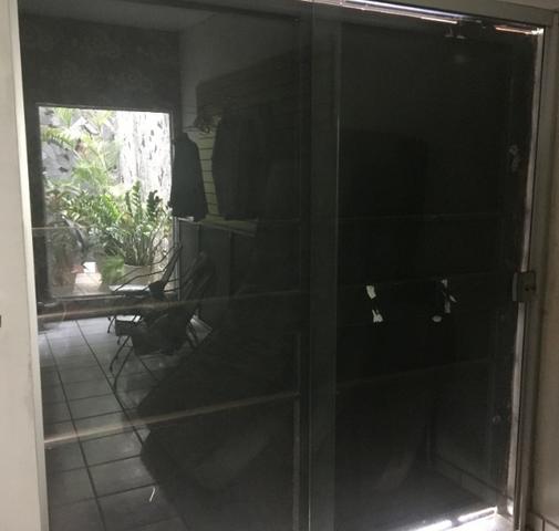 Portão de ferro e porta de vidro - Foto 2