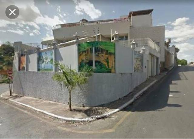 Casarão com 6 apartamentos e salas comerciais no Centro