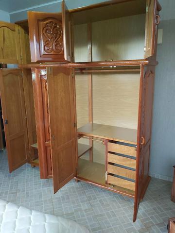 Guarda roupa todo madeira maciça - Foto 3