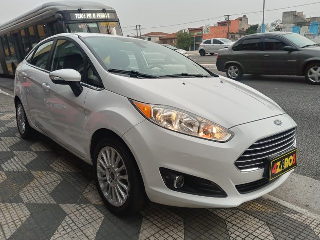 FORD FIESTA SED TITANIO 2015