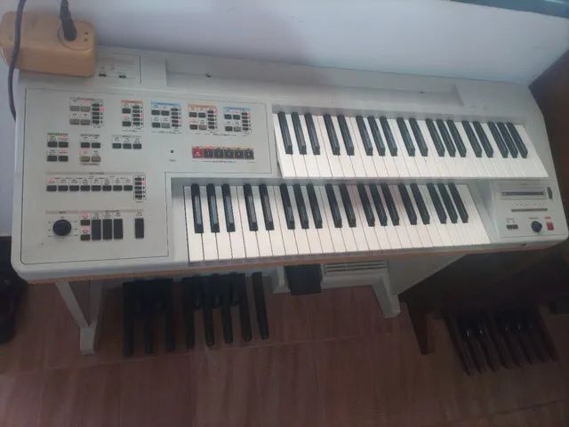 Vende um órgão Yamaha electone ME 35 e um teclado Yamaha DSR 2000