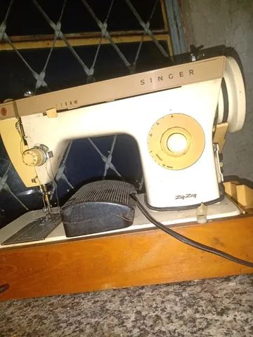 Máquina de costurar antiga 