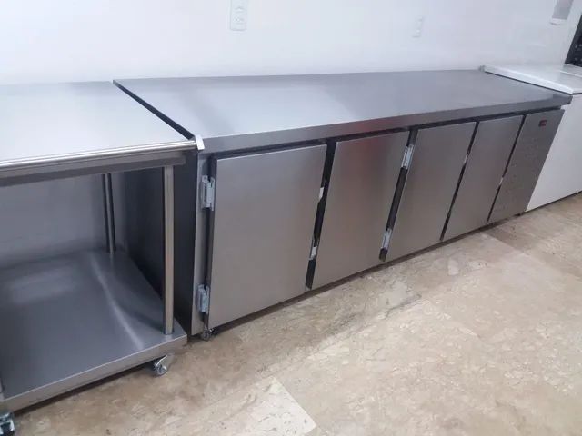 Coifas com sistema de exaustão em aço inox  - Mesas em aço inoxidável - Pia em aço inox 