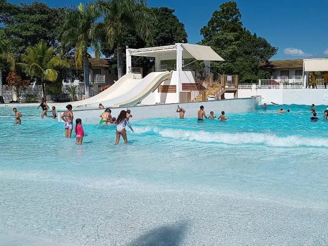 Curta as águas termais no melhor parque aquático 24h de Caldas Novas