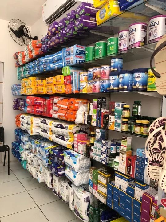 Prateleiras, gôndolas e balcão em vidros